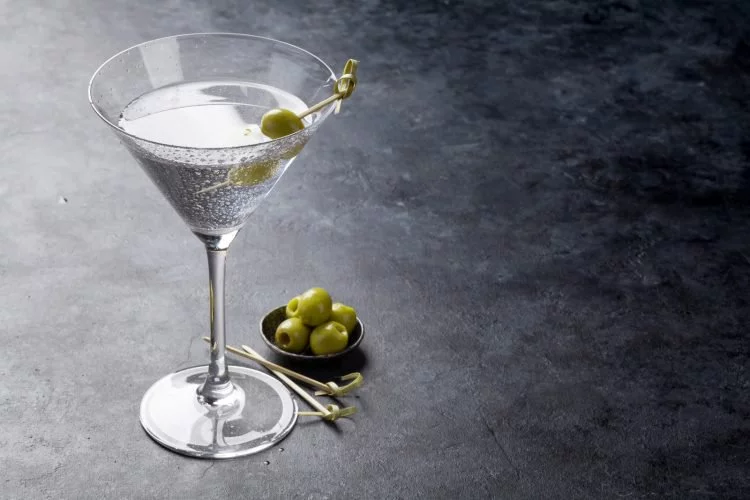 How to make a Vodka martini cocktail with vermouth and olives